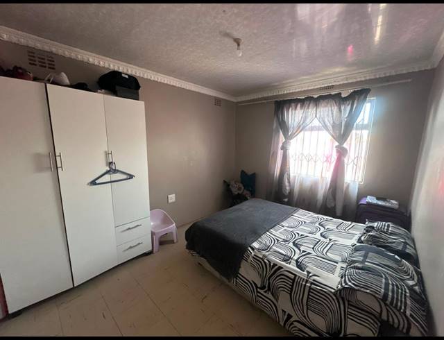 2 BEDROOM FREEHOLD FOR SALE IN SCENERY PARK